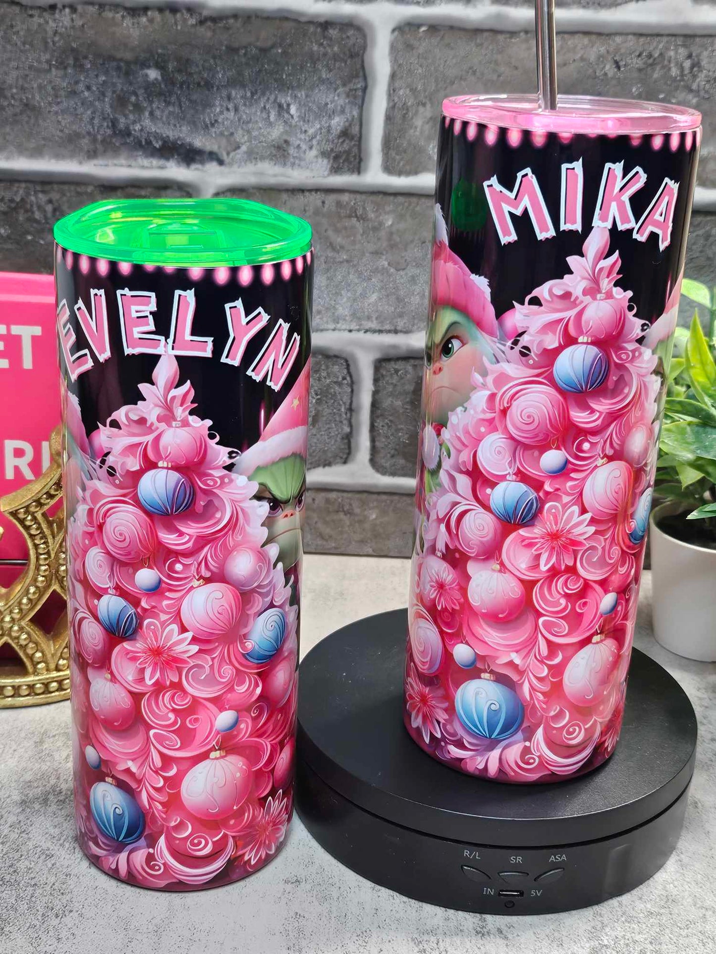 GRINCH PINK TREE W/GRANDKIDS (Personalized) 20oz TUMBLER