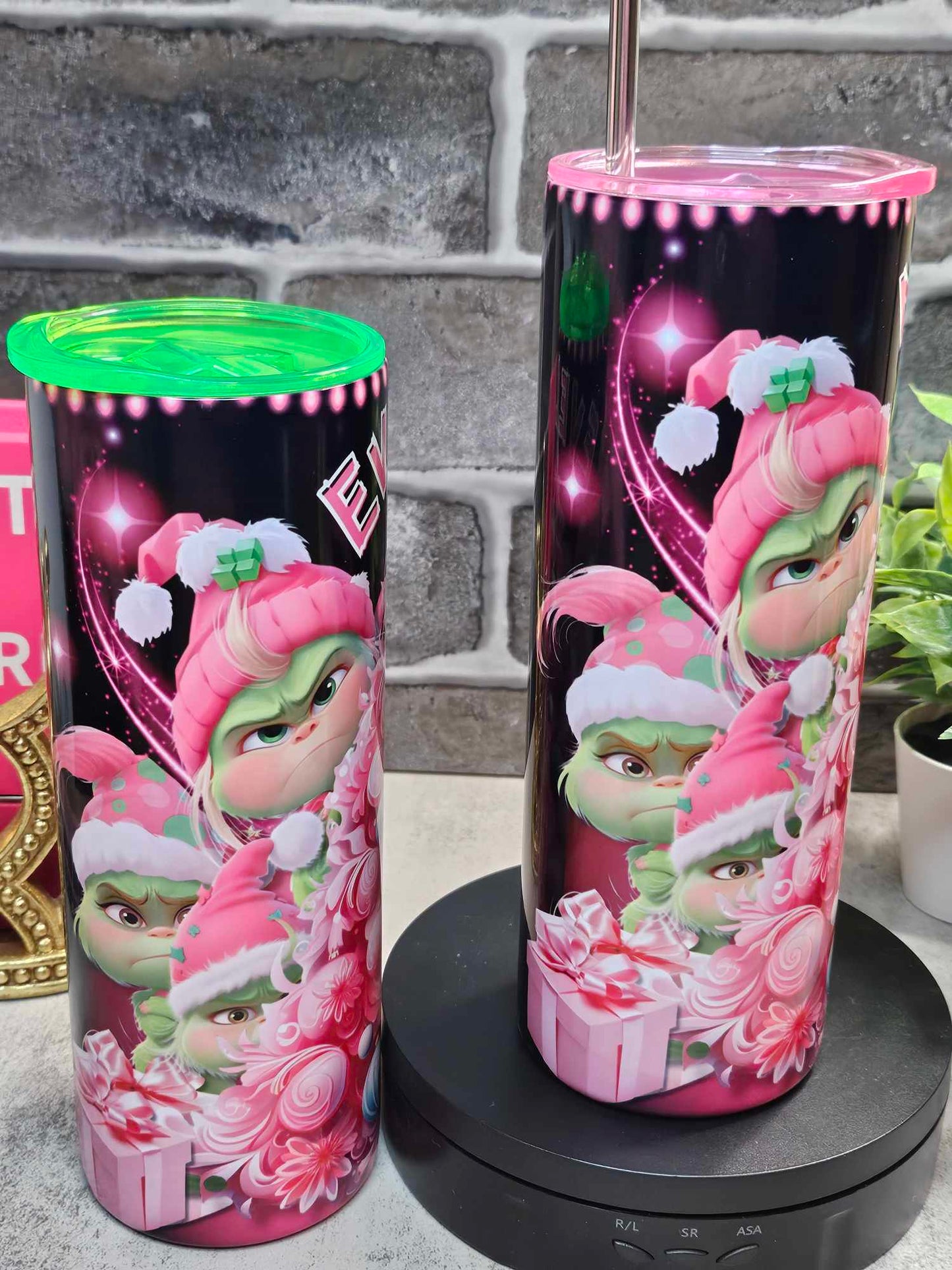 GRINCH PINK TREE W/GRANDKIDS (Personalized) 20oz TUMBLER
